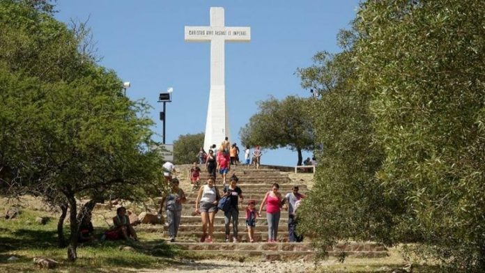 El Cerro de la Cruz es  uno de los principales atractivos turísticos durante la temporada