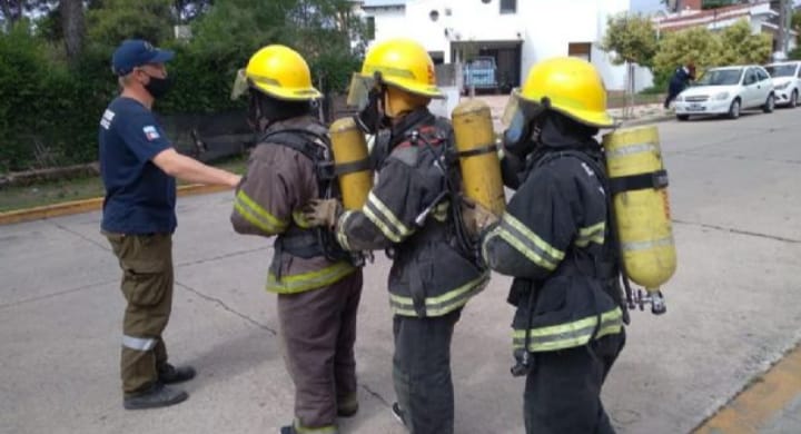 Bomberos de Carlos Paz realizan una rifa para ayudar a un compañero