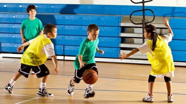 San Antonio brinda clases gratuitas de básquet y gimnasia para sus vecinos