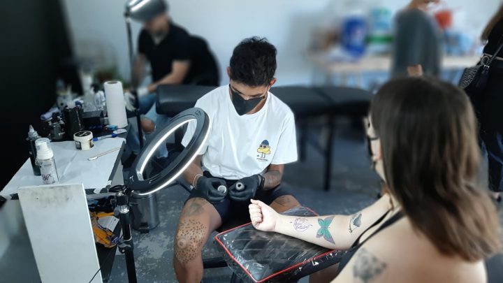 Tatuadores solidarios: el evento para recaudar fondos destinados al merendero Picaflor fue todo un éxito