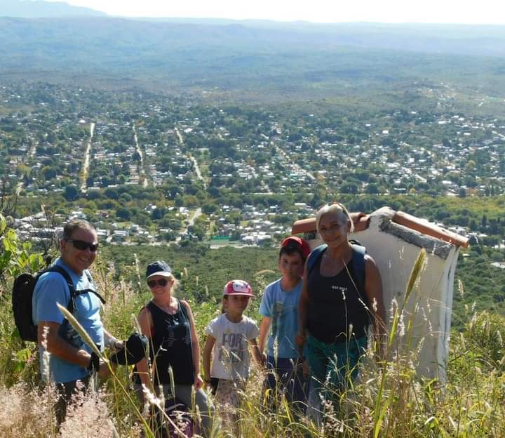 Vecinos de San Antonio de Arredondo realizaron el tradicional ascenso al Cerro de la Cruz