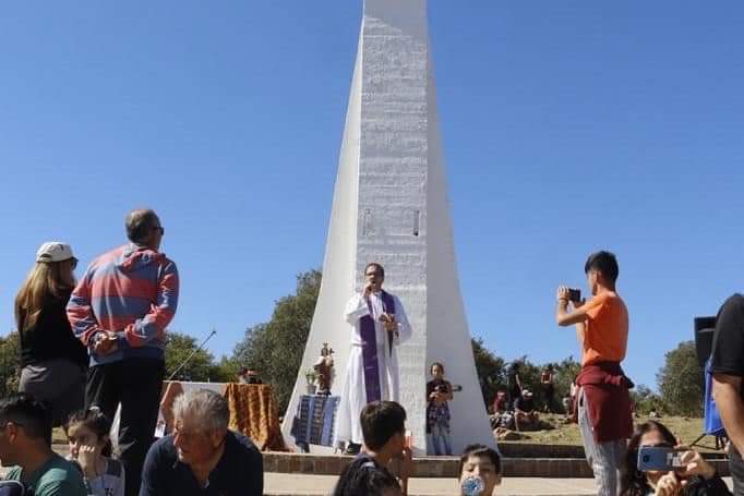 Vecinos y turistas participaron del tradicional Vía Crucis en el Cerro de la Cruz