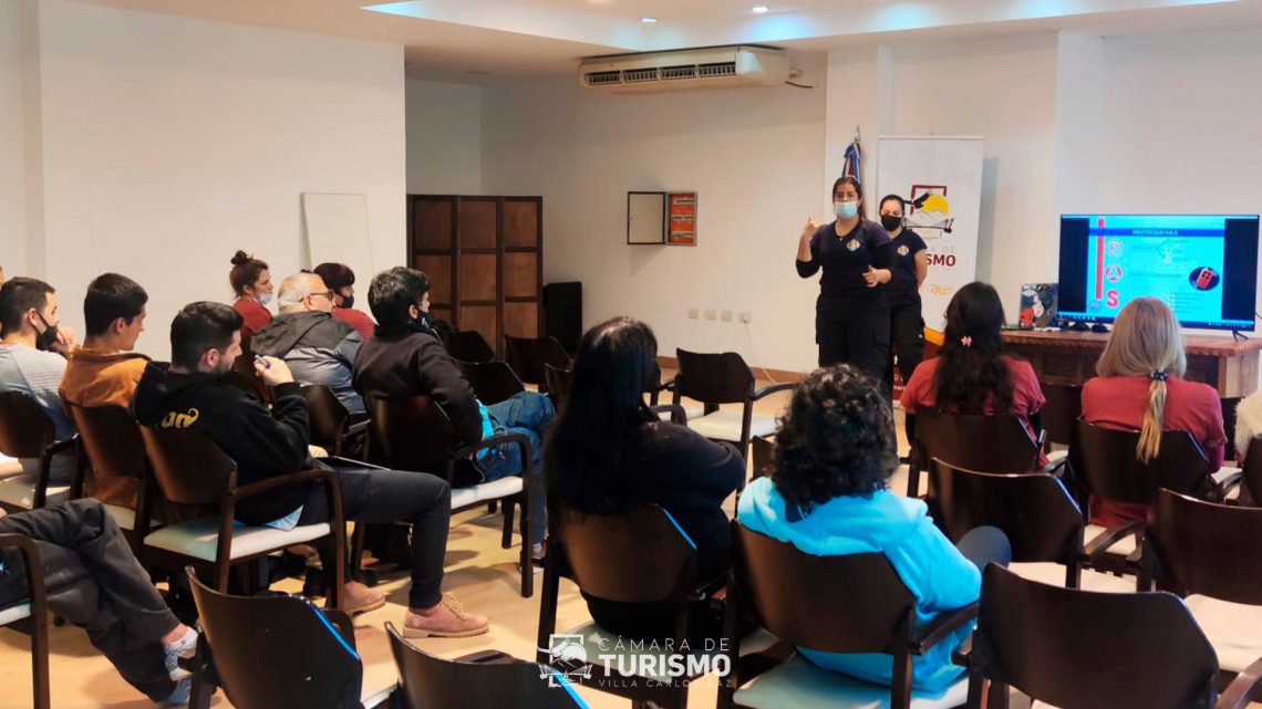El Cuartel de Bomberos continúa trabajando con la Cámara de Turismo en capacitaciones de Primeros Auxilios El Cuartel de Bomberos continúa trabajando con la Cámara de Turismo en capacitaciones de Primeros Auxilios