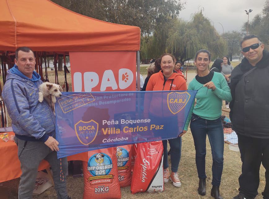 La peña boquense de Villa Carlos Paz dono alimento balanceado a las protectoras de animales