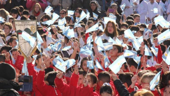 Carlos Paz conmemora el Día de la Bandera con su tradicional juramento para escuelas primarias