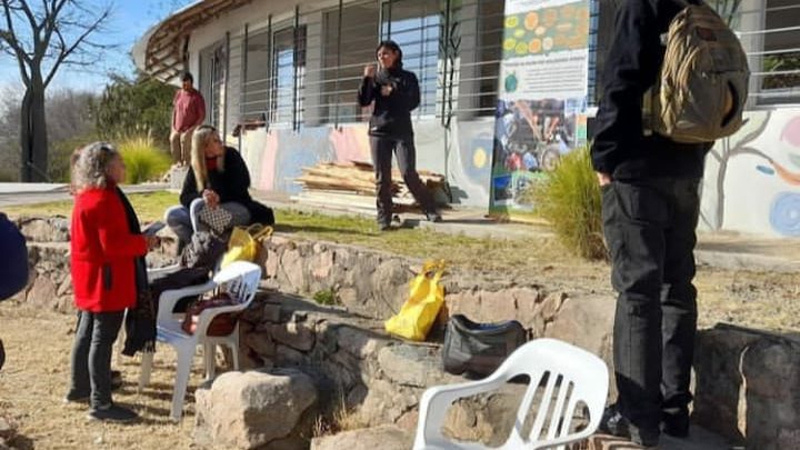 Jornada de capacitación en restauración de bosque nativo en el aula ambiental