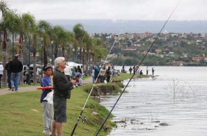 Concurso de Pesca en la costanera de Villa Carlos Paz Concurso de Pesca en la costanera de Villa Carlos Paz