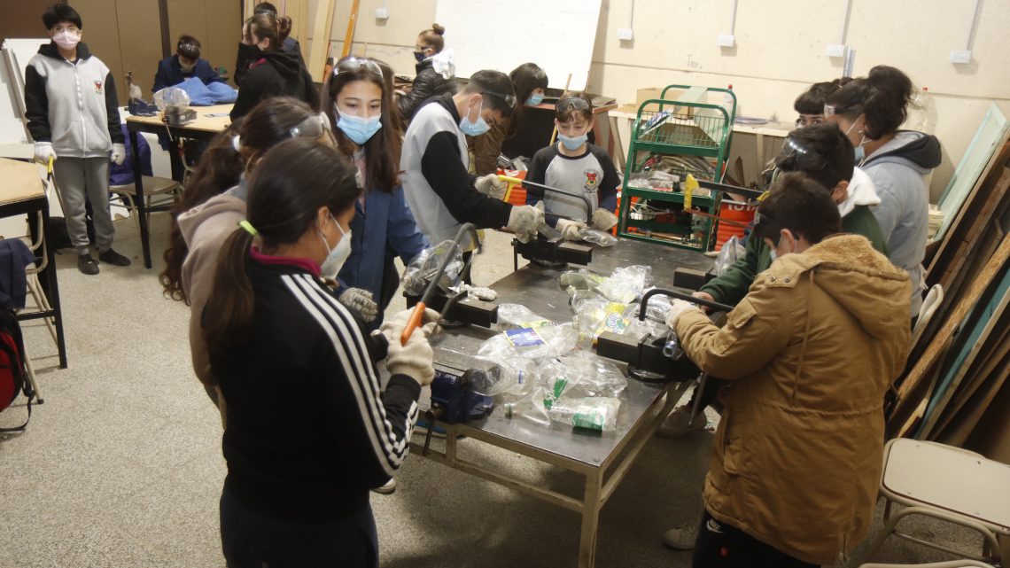 Las escuelas secundarias de Carlos Paz ya reciclaron más de quince mil botellas Las escuelas secundarias de Carlos Paz ya reciclaron más de quince mil botellas