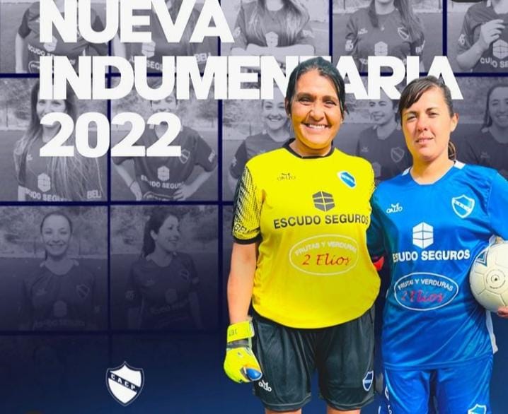 El equipo femenino de Atlético Carlos Paz presentó su nueva indumentaria El equipo femenino de Atlético Carlos Paz presentó su nueva indumentaria