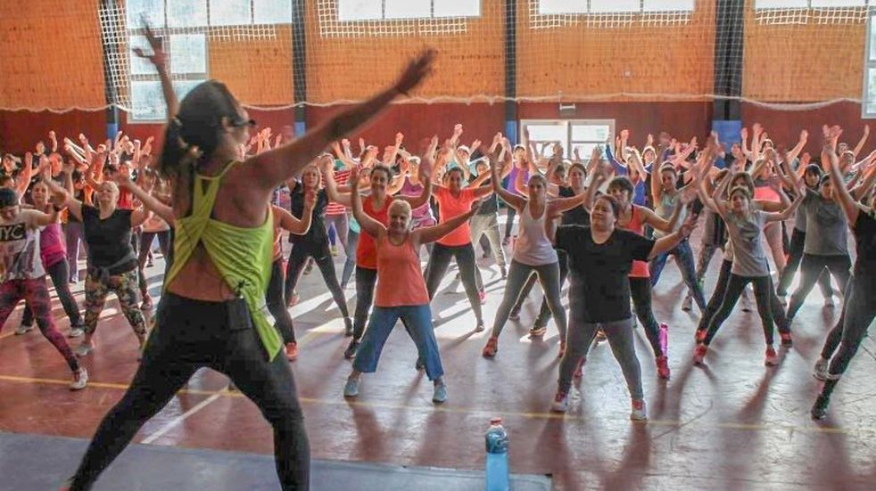 Zumba solidaria en la costanera de Villa Carlos Paz Zumba solidaria en la costanera de Villa Carlos Paz