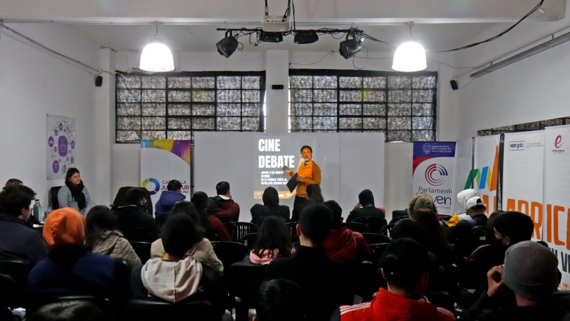 Instituciones educativas participan del ciclo de cine debate en la Fabrica Punto Joven