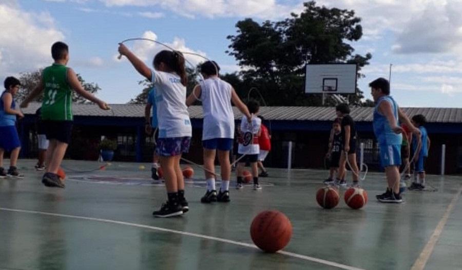 San Antonio invita a sus vecinos a realizar clases de basquetbol