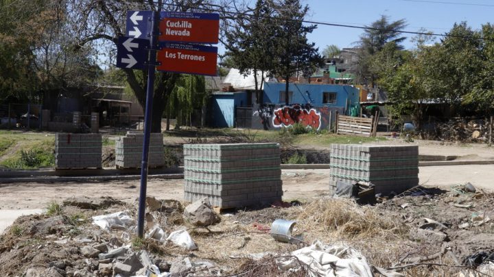 La municipalidad de Villa Carlos Paz continúa con el plan de pavimentación de calles en distintos puntos de la ciudad