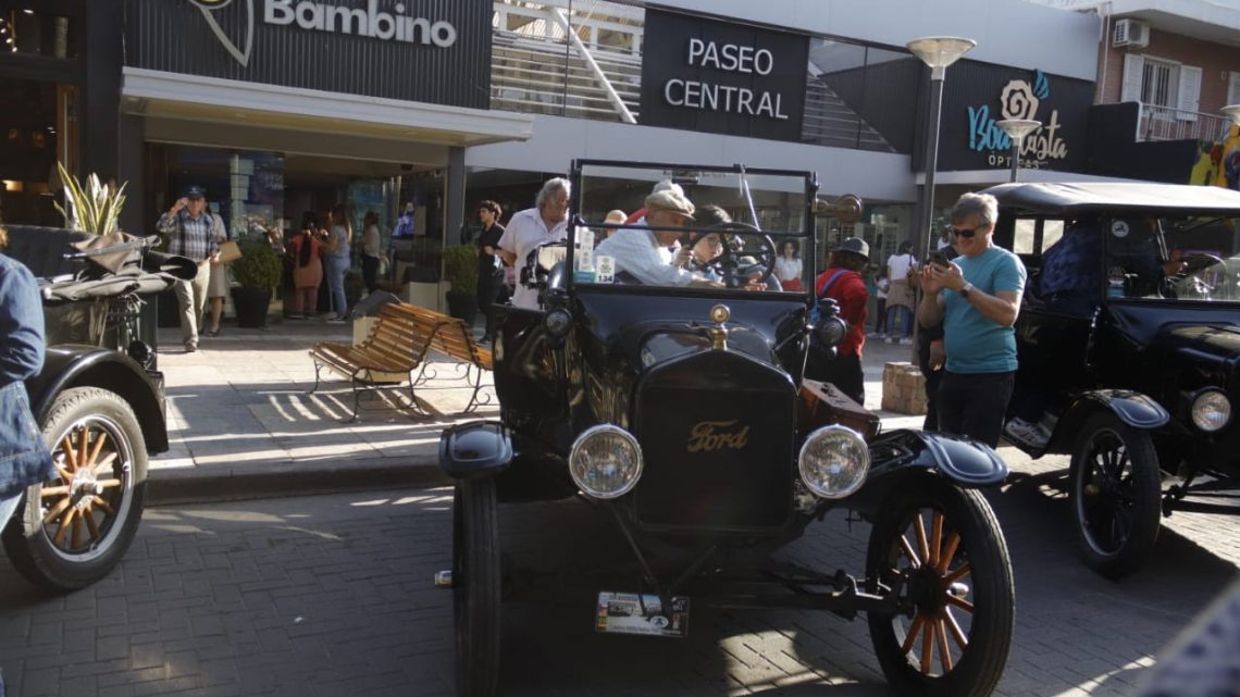 Vecinos y turistas participaron del XXVI encuentro internacional de Ford T Vecinos y turistas participaron del XXVI encuentro internacional de Ford T