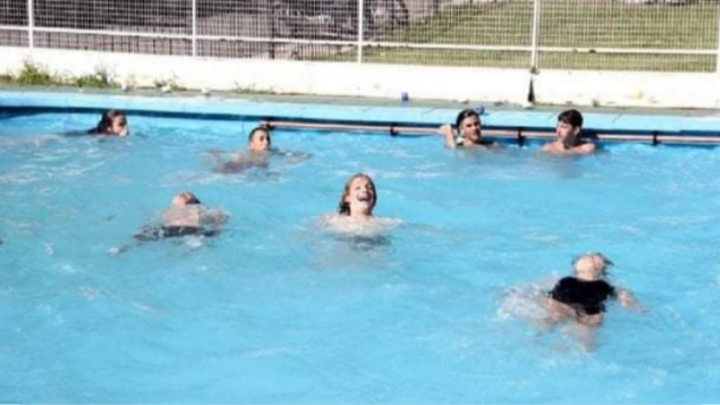 Comienzan las clases de verano en la pileta municipal