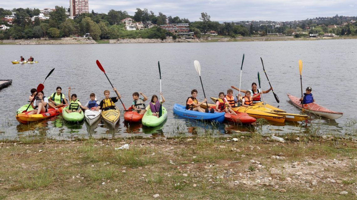 Escuela de remo y canotaje durante el verano Escuela de remo y canotaje durante el verano