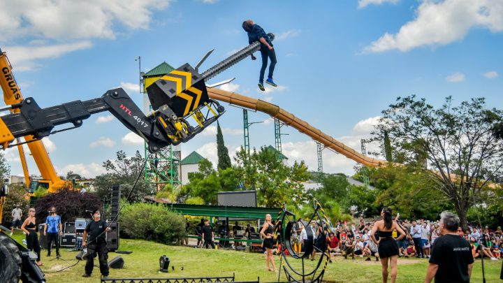 El Mago Matus cumplió con su desafio y anunció la construcción de un mega teatro