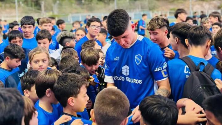 El jugador Bruno Zapelli fue reconocido en el Club Atlético Carlos Paz