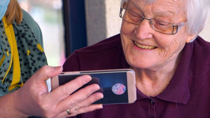 San Antonio de Arredondo ofrece capacitaciones sobre uso de celulares y aplicaciones para adultos mayores