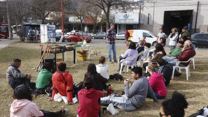 Vecinos y turistas participaron del taller de huerta de vacaciones de invierno