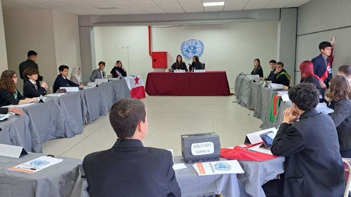 Jóvenes  de Villa Carlos Paz recrean la ONU en la escuela Julieta Delfino