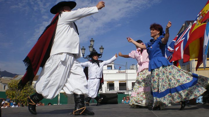 Icho Cruz conmemora la semana del folklore