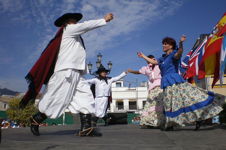 Icho Cruz conmemora la semana del folklore Icho Cruz conmemora la semana del folklore