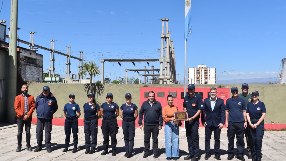 La Defensoría del Pueblo reconoció al cuartel de bomberos voluntarios de Carlos Paz La Defensoría del Pueblo reconoció al cuartel de bomberos voluntarios de Carlos Paz