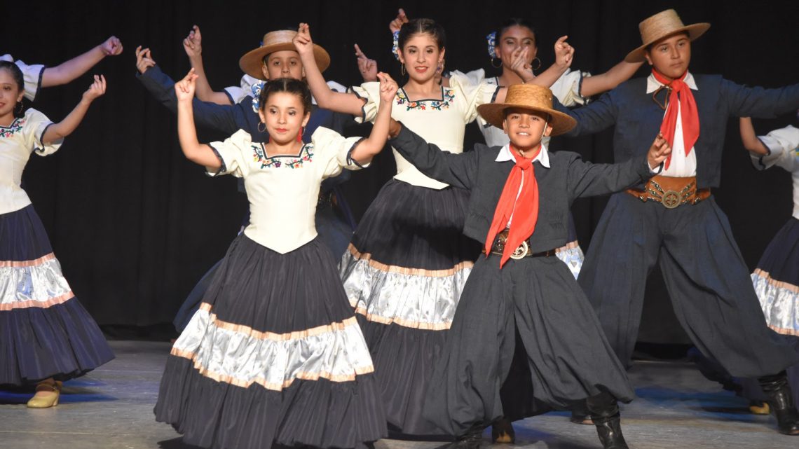 Exitosa muestra final de los talleres culturales de “Arte en Movimiento” en el Teatro del Lago Exitosa muestra final de los talleres culturales de “Arte en Movimiento” en el Teatro del Lago