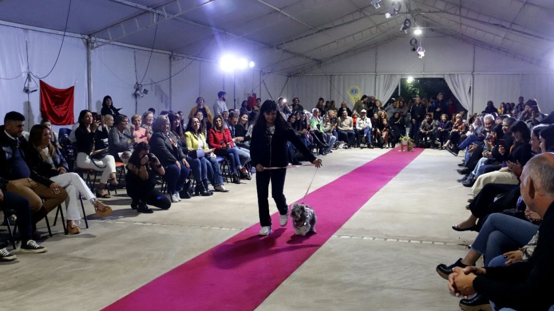 Nueva edición del desfile del Club de Leones en la Feria de los Artesanos