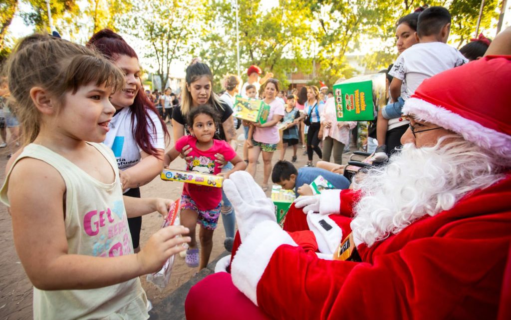 Papa Noel visitó a los niños de Icho Cruz Papa Noel visitó a los niños de Icho Cruz