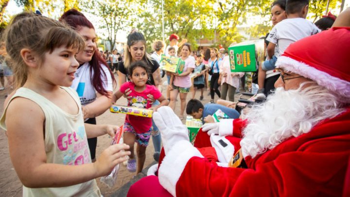 Papa Noel visitó a los niños de Icho Cruz
