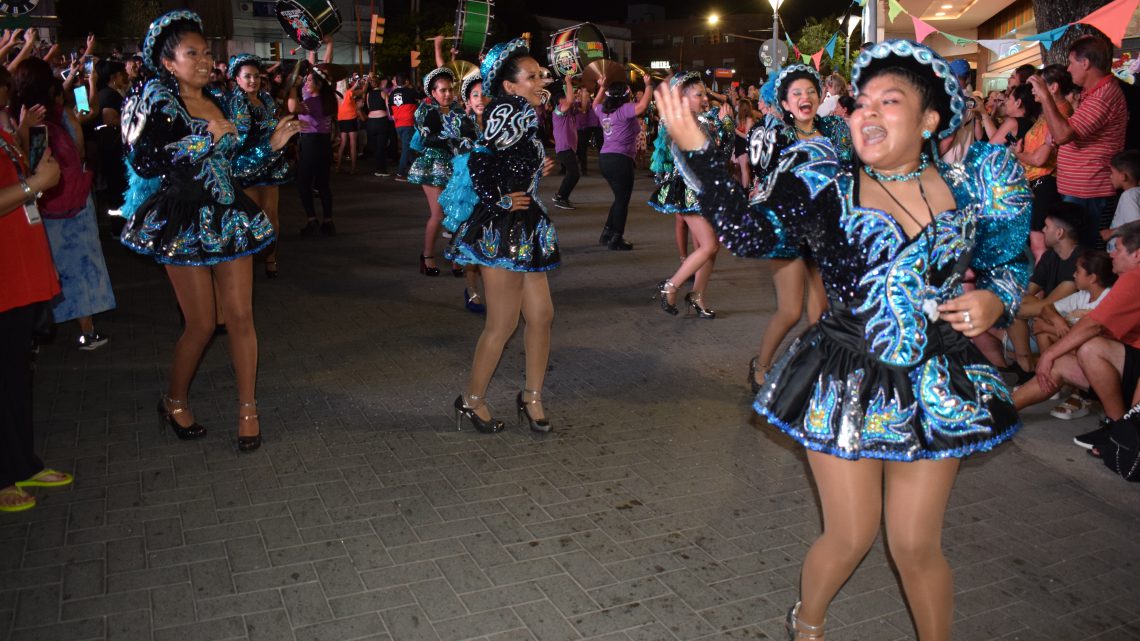 Una multitud disfrutó del carnaval internacional en Carlos Paz Una multitud disfrutó del carnaval internacional en Carlos Paz