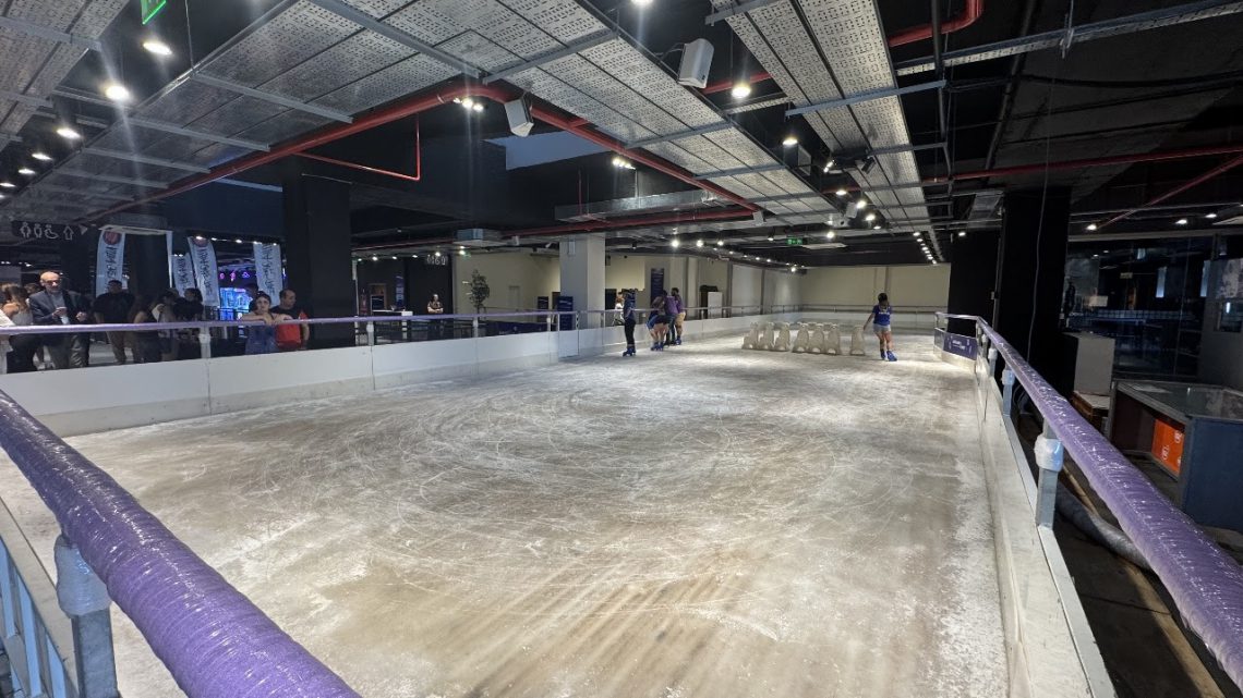 Villa Carlos Paz suma a su oferta turística una de las pistas de patinaje sobre hielo más grandes del país Villa Carlos Paz suma a su oferta turística una de las pistas de patinaje sobre hielo más grandes del país