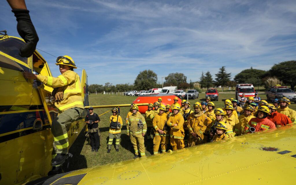 Incendios forestales: Bomberos cordobeses se entrenan en “Operaciones seguras con aeronaves” Incendios forestales: Bomberos cordobeses se entrenan en “Operaciones seguras con aeronaves”