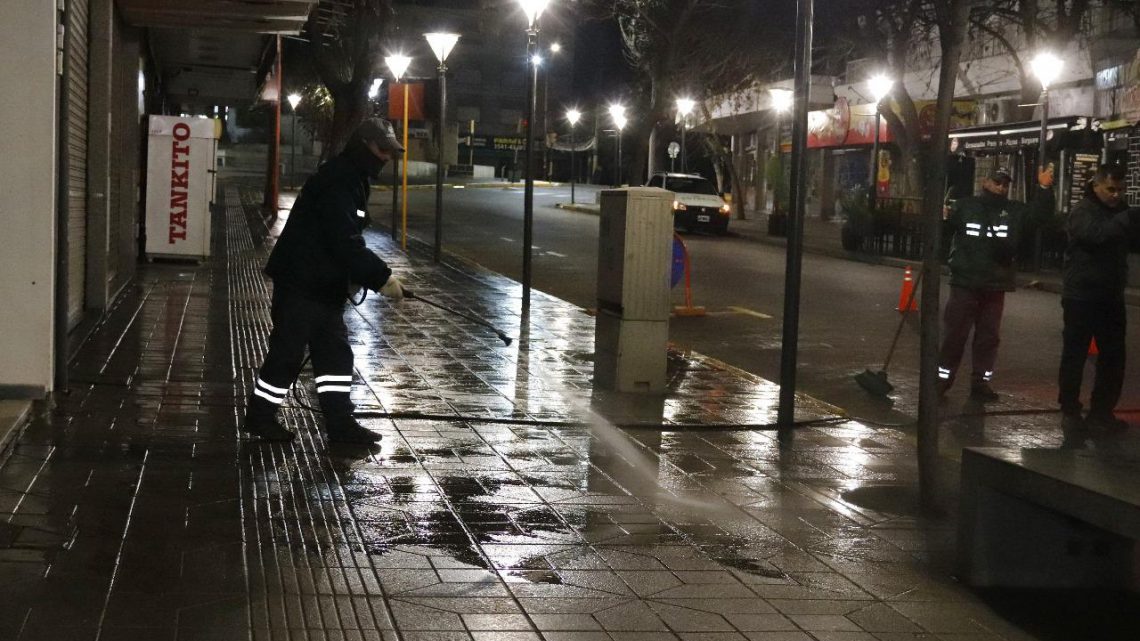 El Municipio impulsó comenzó con el lavado de veredas céntricas durante los findes largos El Municipio impulsó comenzó con el lavado de veredas céntricas durante los findes largos