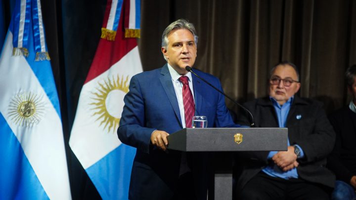 Llaryora: “Estoy al lado de los policías y sus familias”
