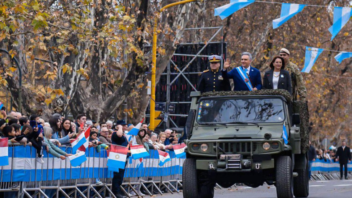 Llaryora encabezó el desfile cívico-militar en conmemoración del 9 de Julio Llaryora encabezó el desfile cívico-militar en conmemoración del 9 de Julio