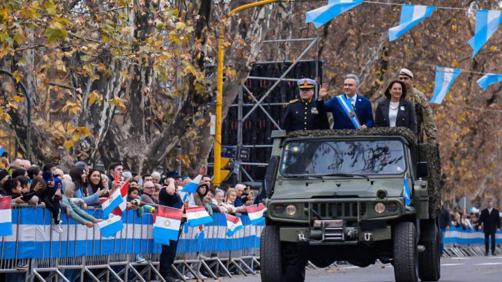Llaryora encabezó el desfile cívico-militar en conmemoración del 9 de Julio