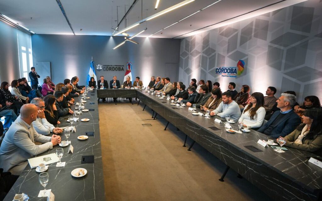 Llaryora entregó $200 millones a 28 municipios para fortalecer la educación local Llaryora entregó $200 millones a 28 municipios para fortalecer la educación local