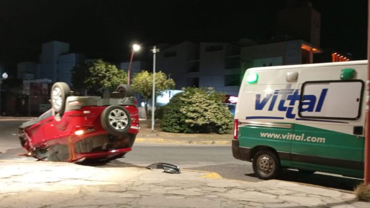 Impactante vuelco en pleno centro de Carlos Paz