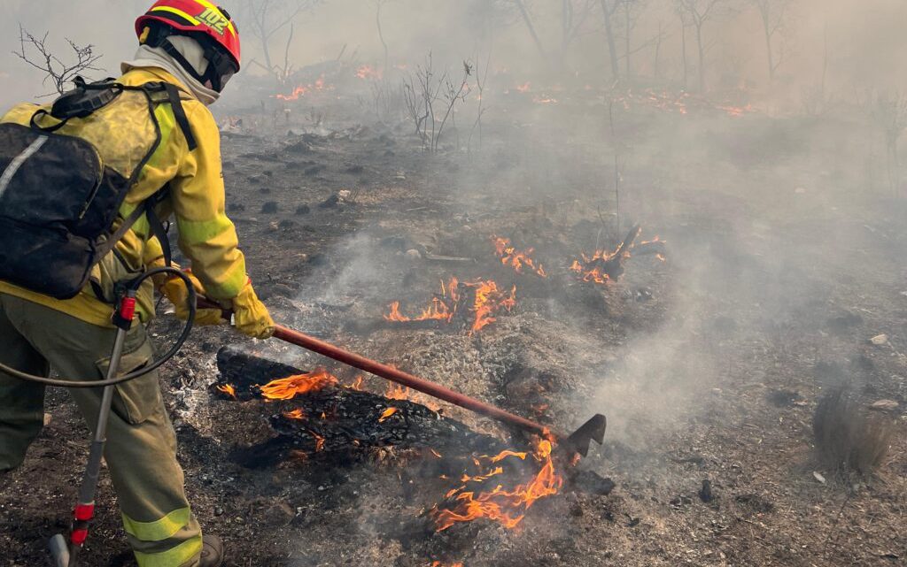 Bomberos voluntarios combaten un incendio en la zona de Potrero de Garay Bomberos voluntarios combaten un incendio en la zona de Potrero de Garay