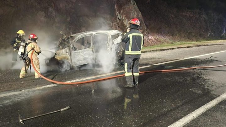 Incendio total de un vehículo en la Variante Costa Azul