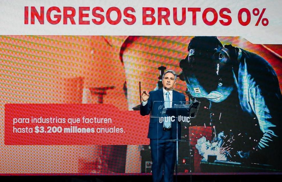 Llaryora reduce a 0 Ingresos Brutos a la Industria Llaryora reduce a 0 Ingresos Brutos a la Industria