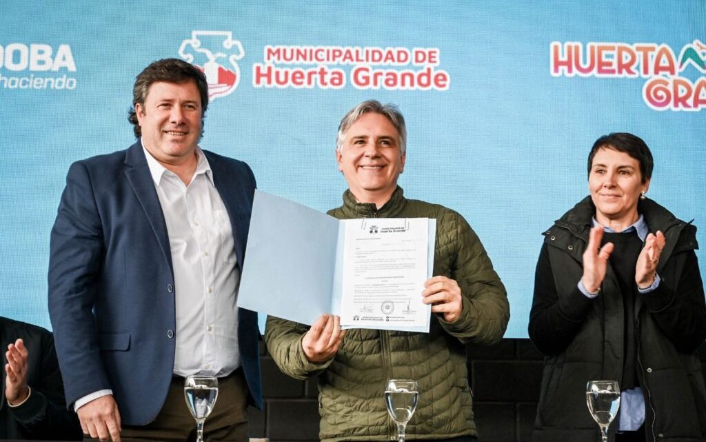 Huerta Grande: Llaryora inauguró viviendas y comprometió fondos por más de $300 millones