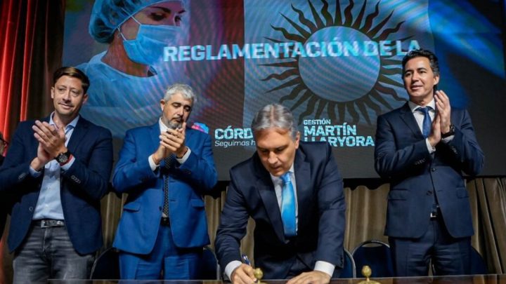 Llaryora anunció un incremento salarial para los equipos de salud