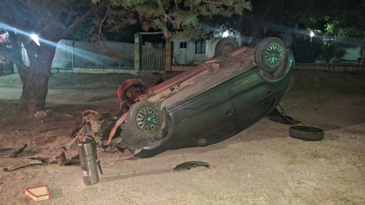 Un automovilista chocó contra un árbol y volcó en Tanti