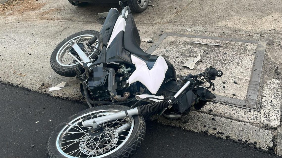 Choque entre moto y auto dejó un herido en San Antonio