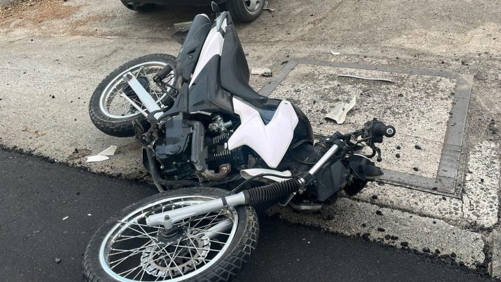 Choque entre moto y auto dejó un herido en San Antonio