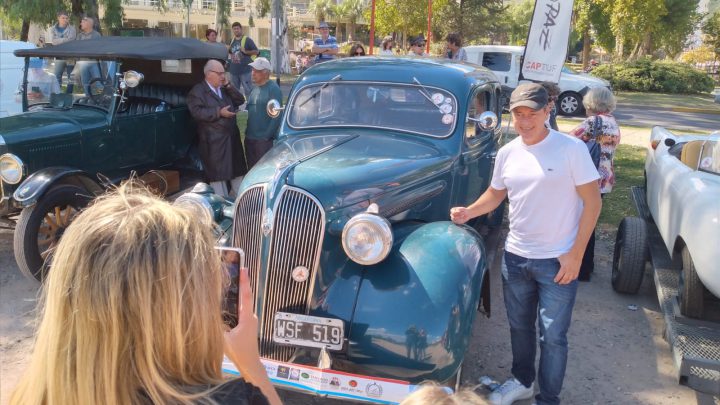Carlos Paz fue epicentro de la caravana “Centro de la República” de autos antiguos